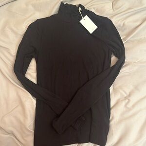 Aritizia - Wilfred “Only Turtleneck” brand new with tags!